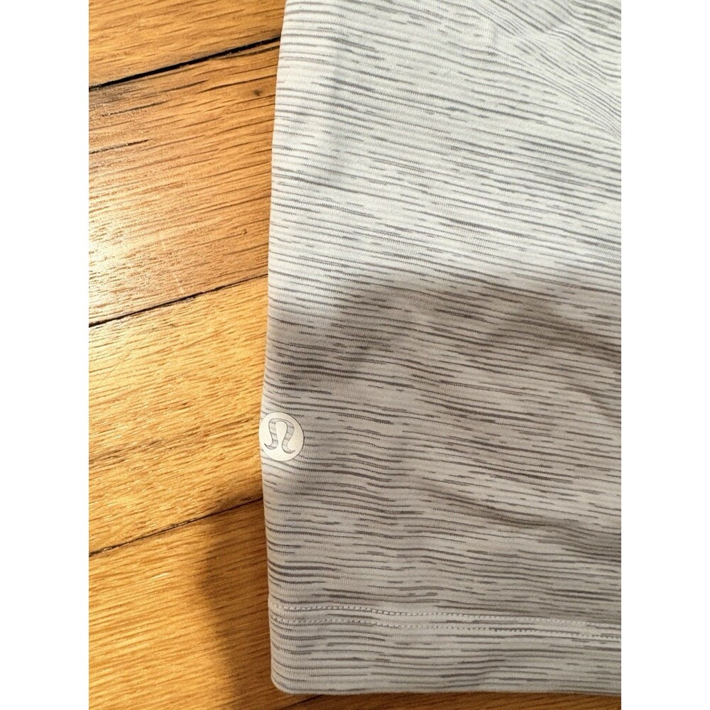 Lululemon Size 6 On The Fly Shorts White Stripes - Picture 4 of 6